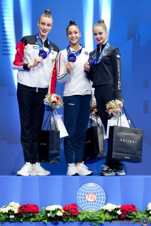 podium all around sfe01187 copia simone ferraro ph